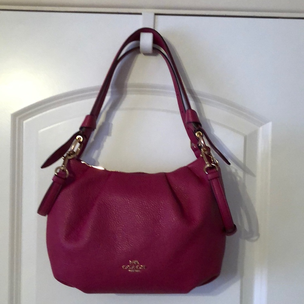 Dark pink Coach Bag, shoulder and cross body. Hardly used Very good condition.